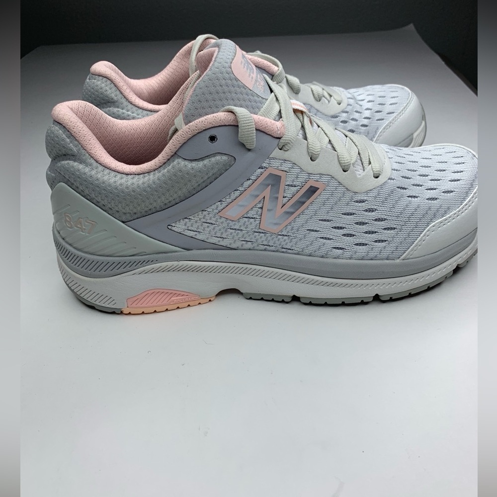 New Balance 847 v4 size 6.5 Womens - Picture 3 of 5